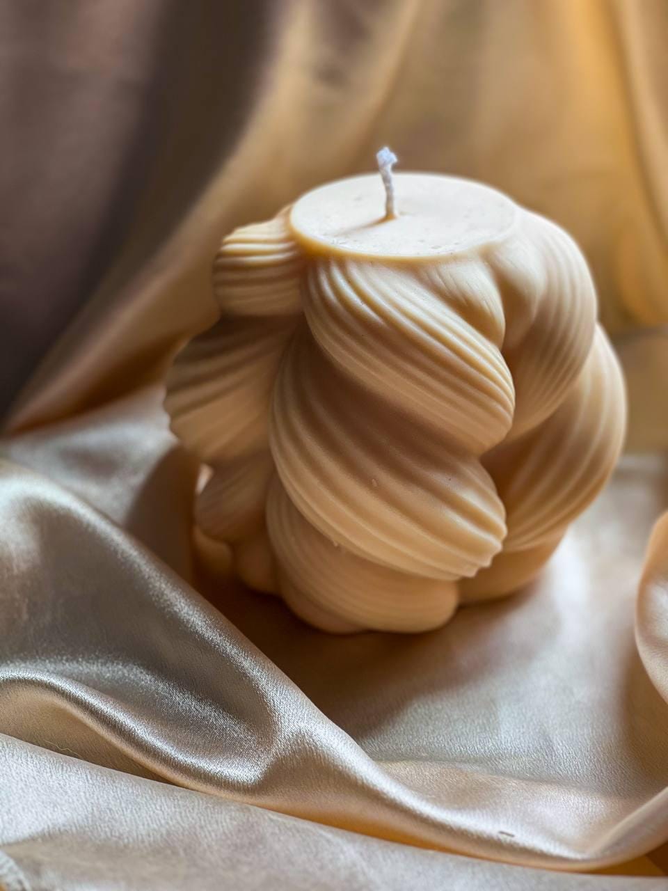 Large Twisted Knot Candle