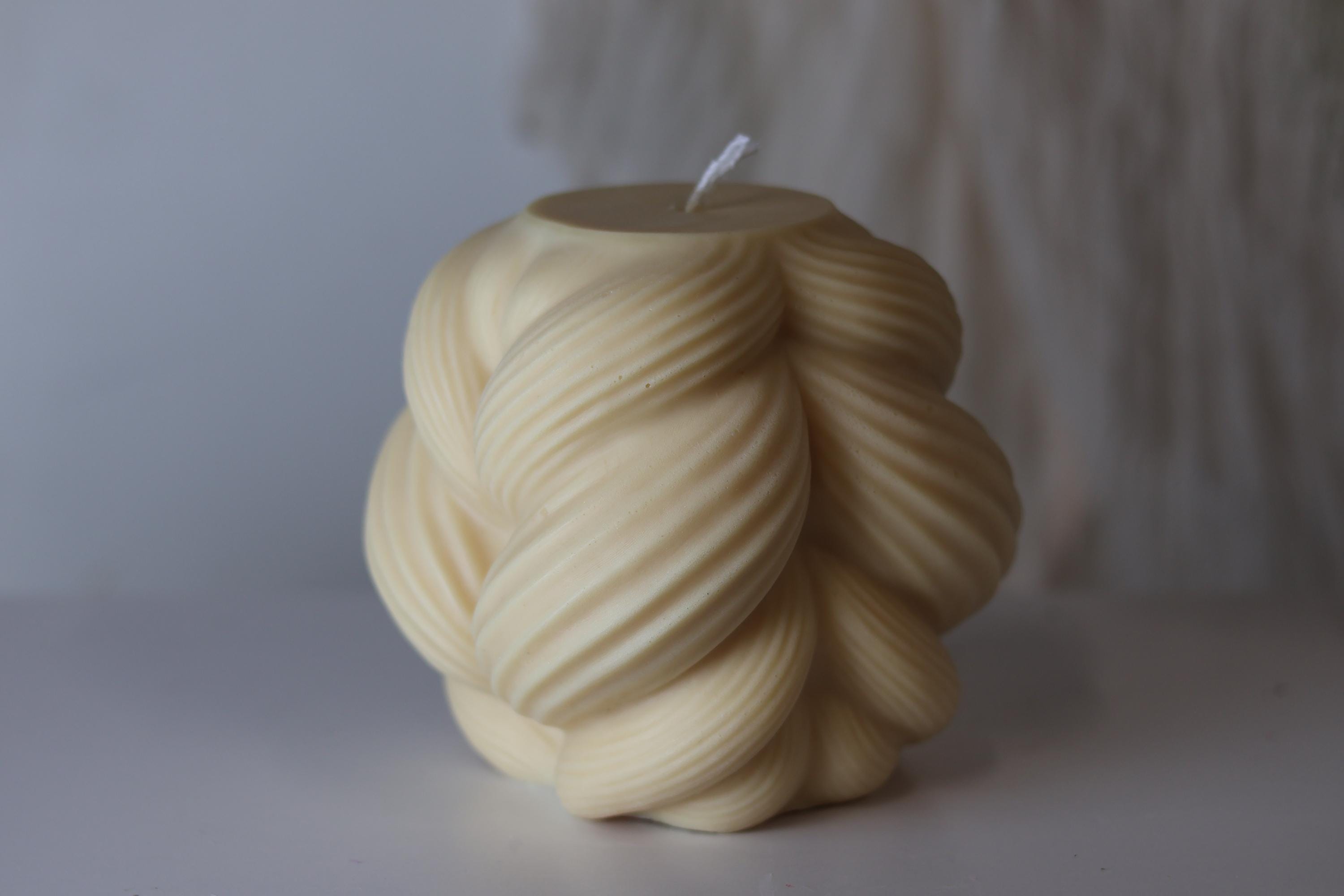 Large Twisted Knot Candle