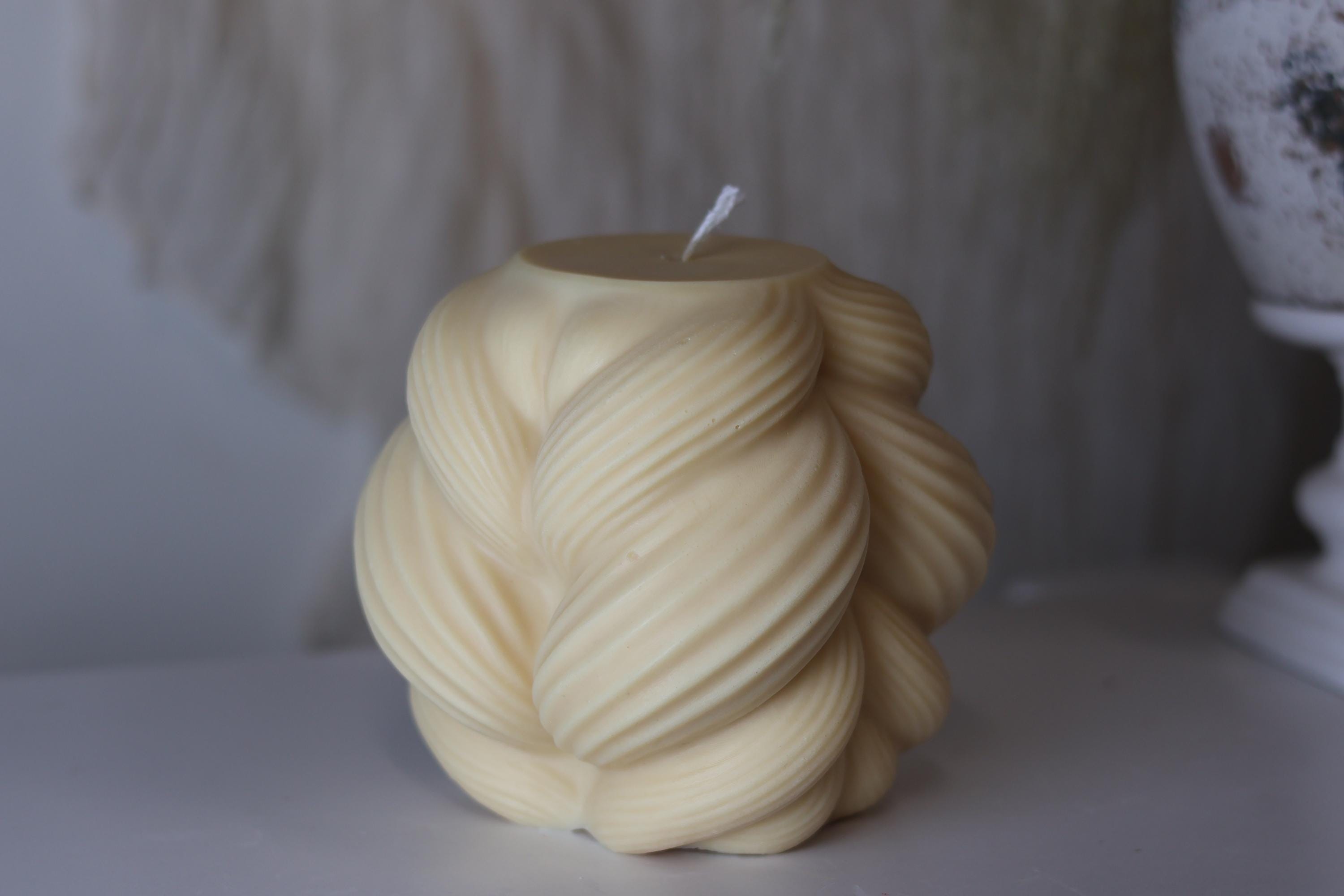 Large Twisted Knot Candle